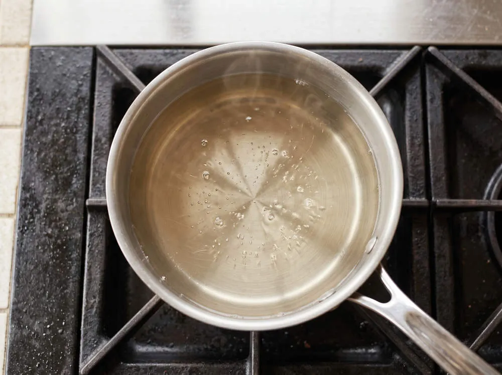 白だしと水を鍋に入れる