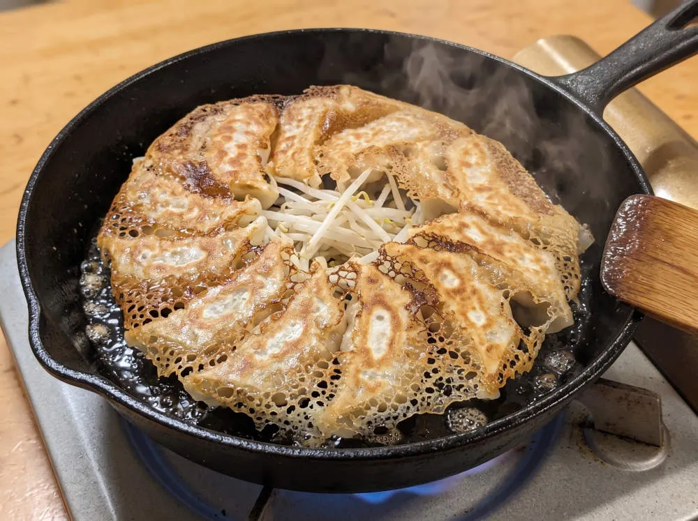 羽根つき餃子を焼く