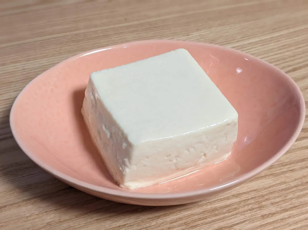 絹豆腐を器に盛る