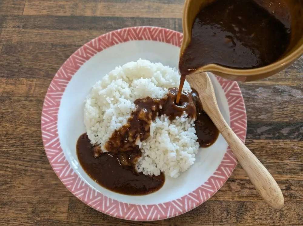 温かいカレーをご飯に盛り付ける