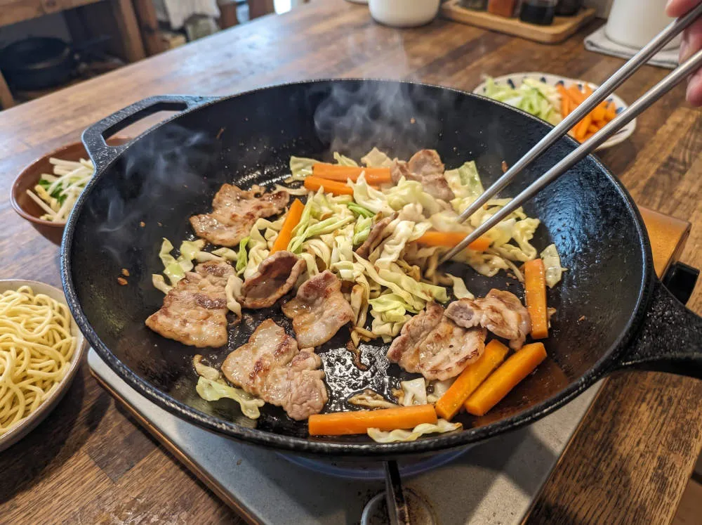 具材と豚肉を炒める