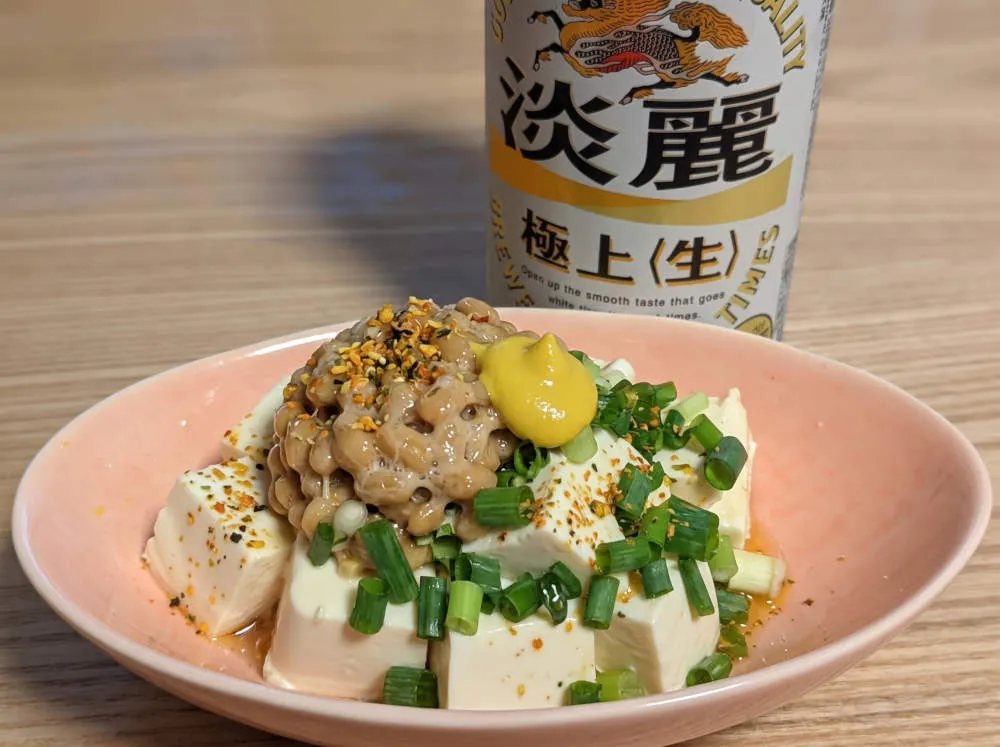 豆腐に納豆とからしを乗せる