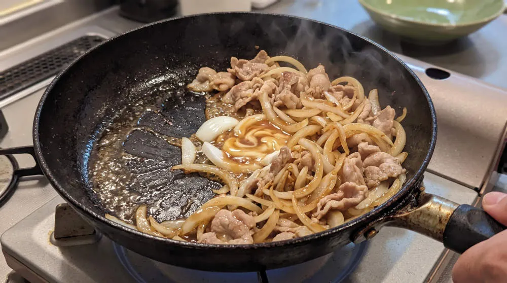 豚小間と玉ねぎを炒める