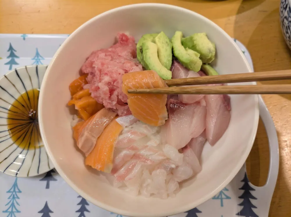 具材を酢飯の上に乗せていく