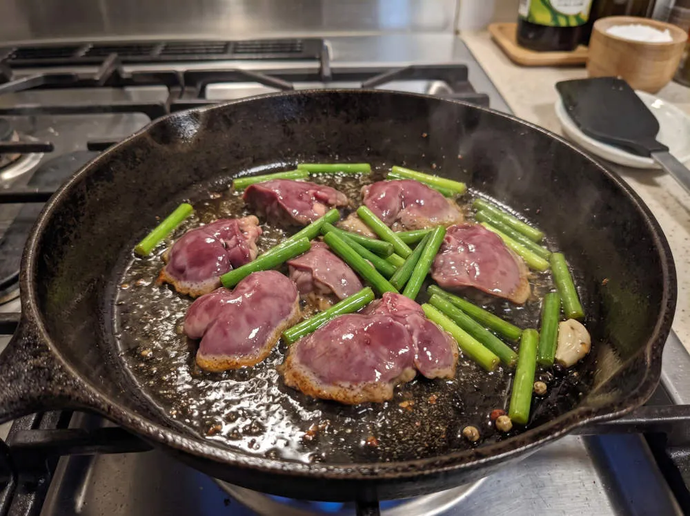 フライパンで鶏レバーを炒める