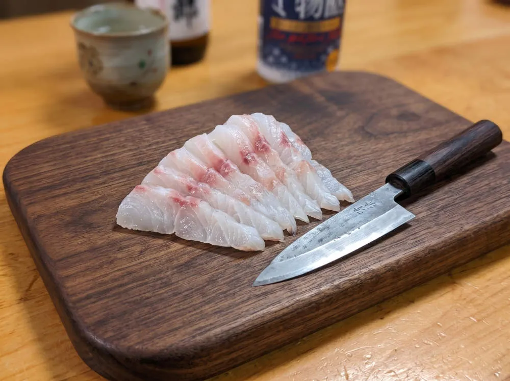 スズキの刺身を切る