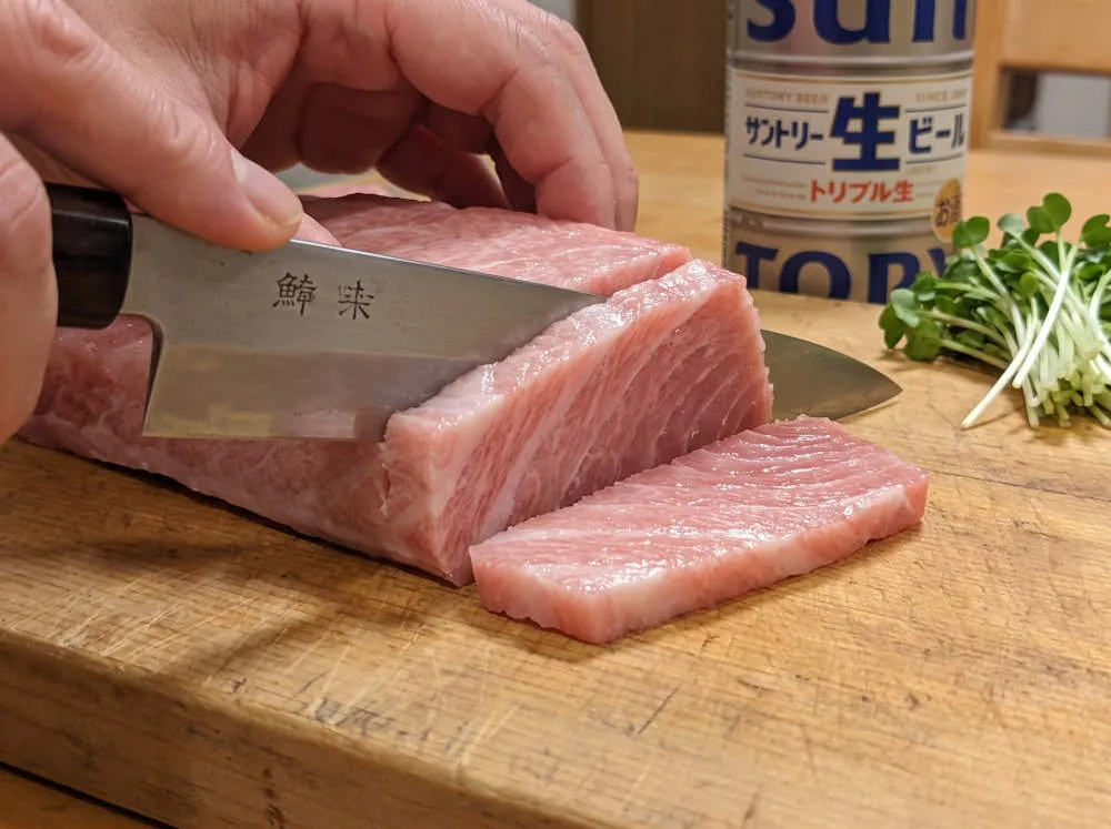 マグロのハラモを切り分ける
