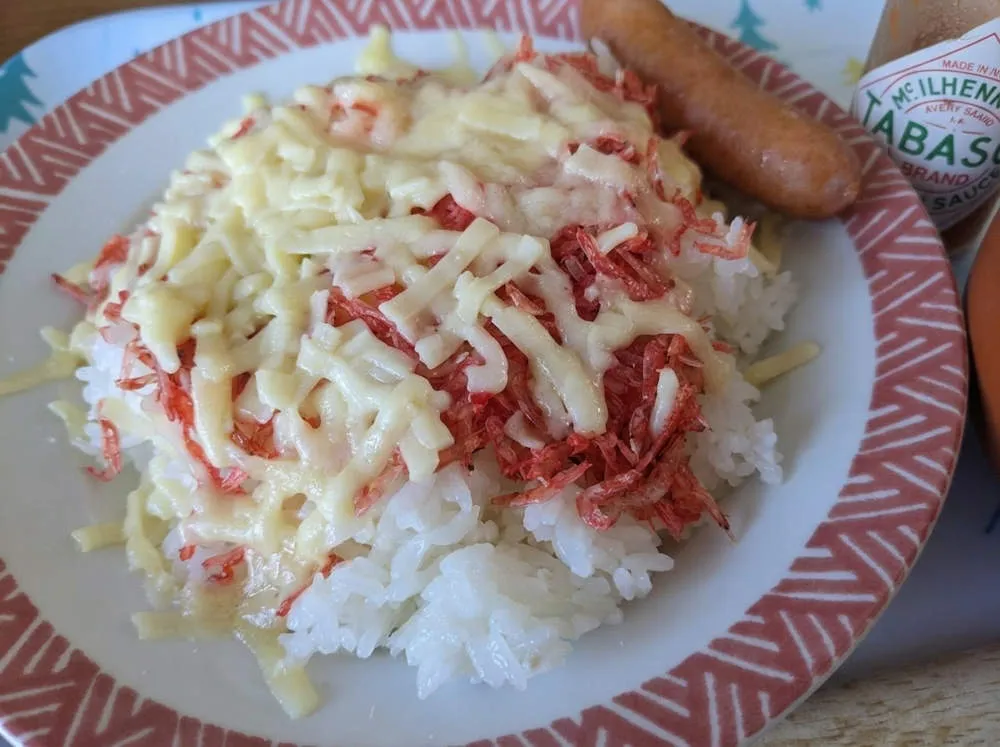 白米に干しエビとチーズを乗せる