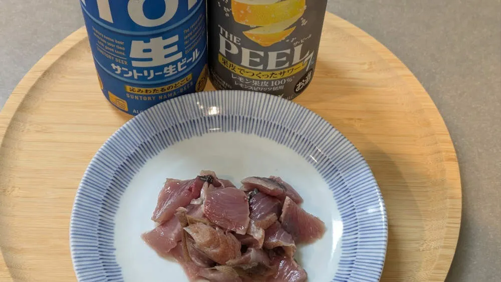 カツオの刺身をお皿に並べる