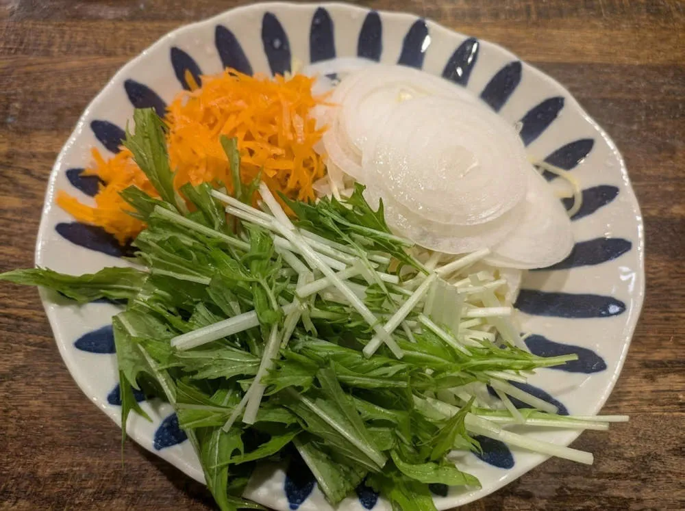 野菜を切り、お皿に盛り付ける