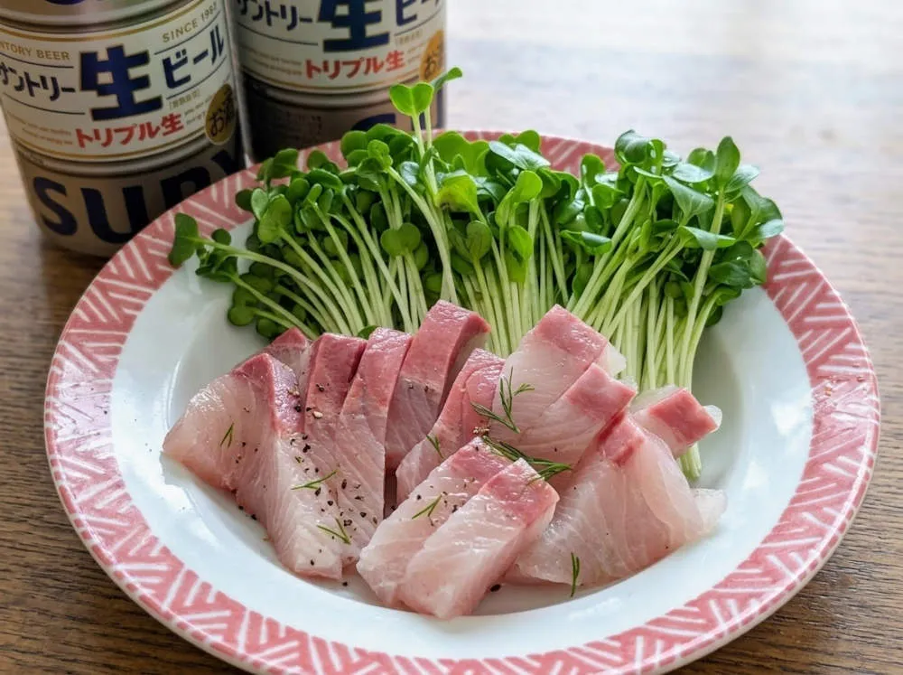 ブリの刺身にカイワレを添えて