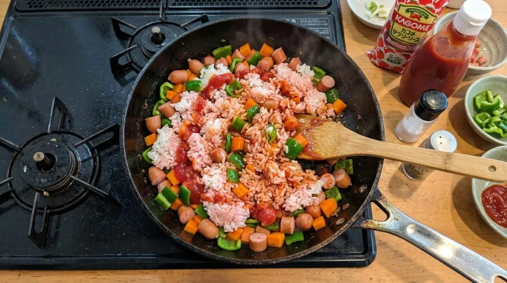 具材を炒めてケチャップライスを作る