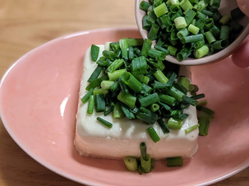 絹豆腐に青ネギを乗せる