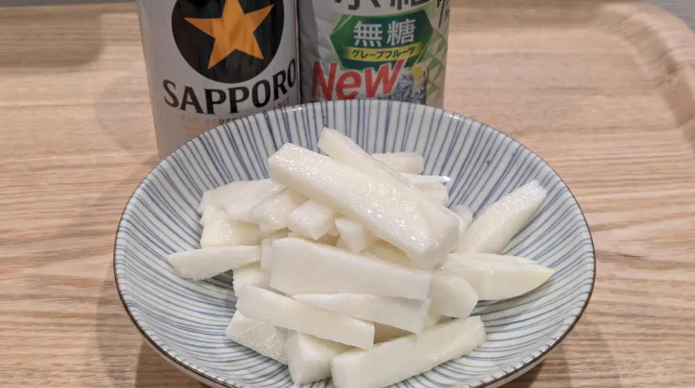切った長芋を器に盛る