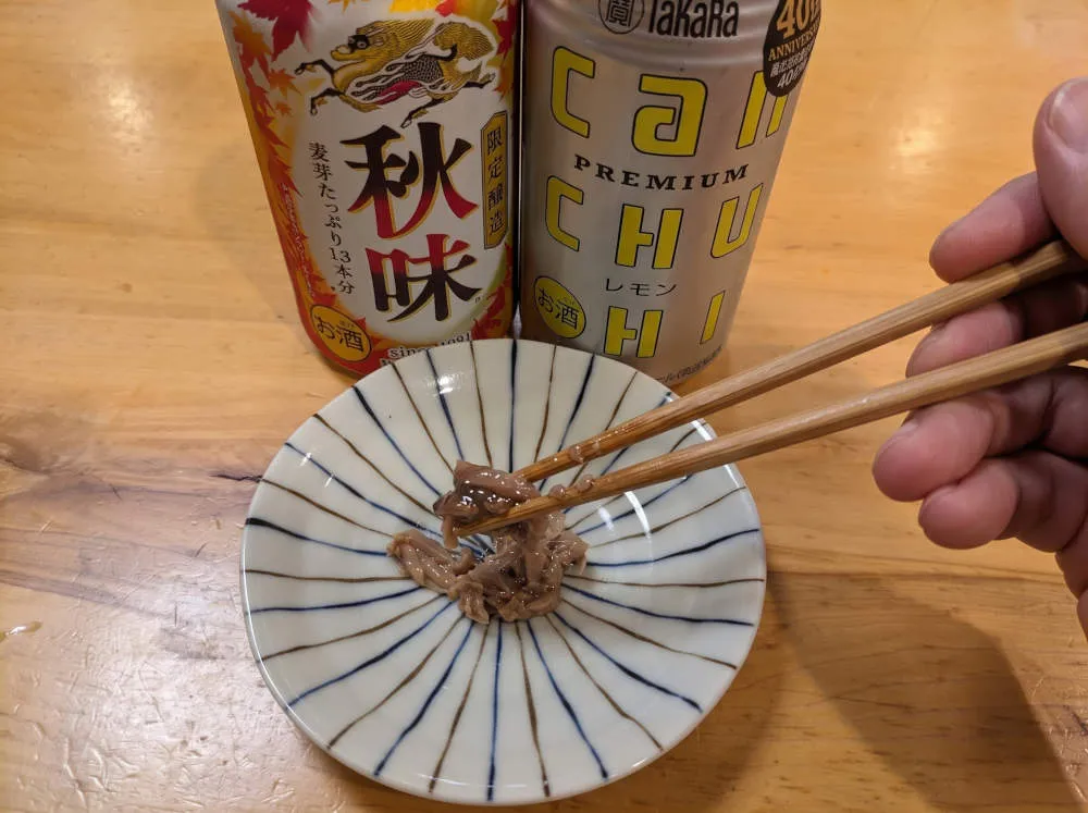 カツオの塩辛を小皿に盛る
