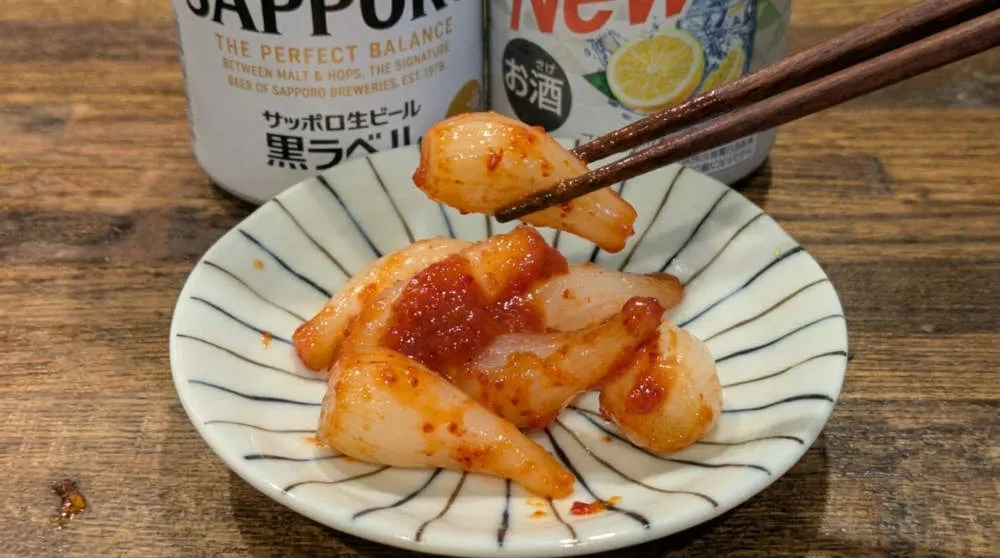 らっきょうのキムチ漬けを小皿に盛り付ける