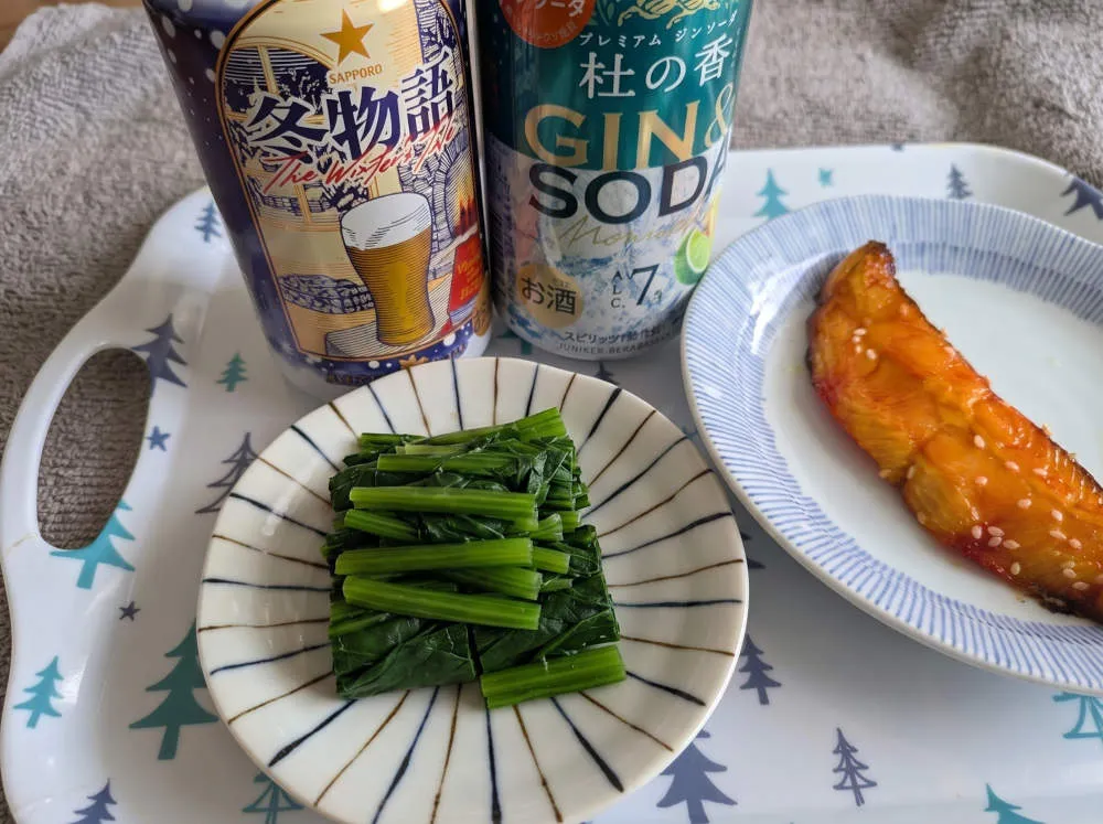 ほうれん草を器に盛り付ける