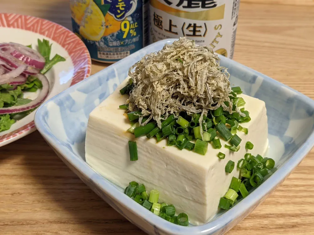 絹豆腐に青ネギとおぼろ昆布を乗せる