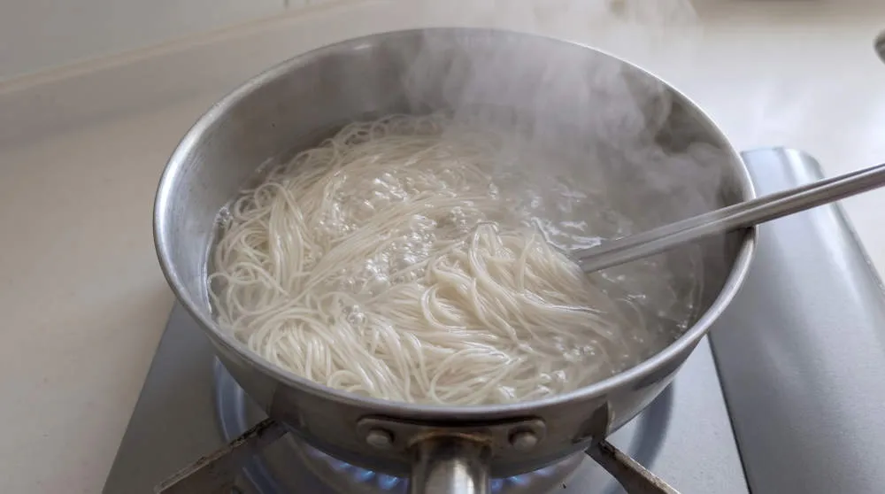 そうめんを茹でる