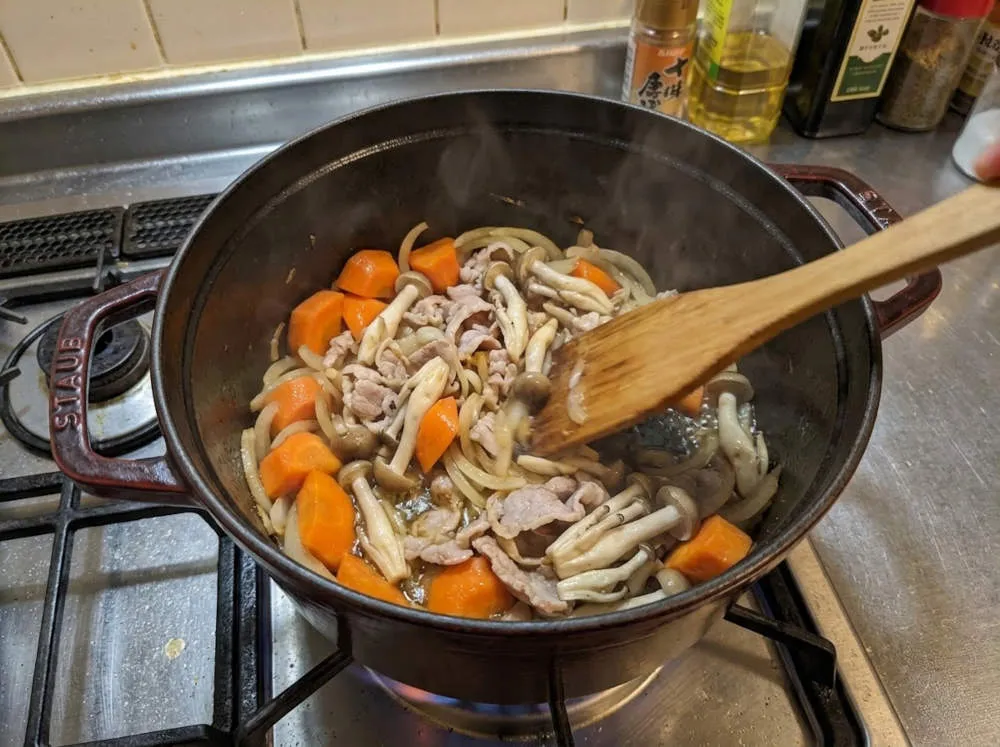 具材を鍋で炒める