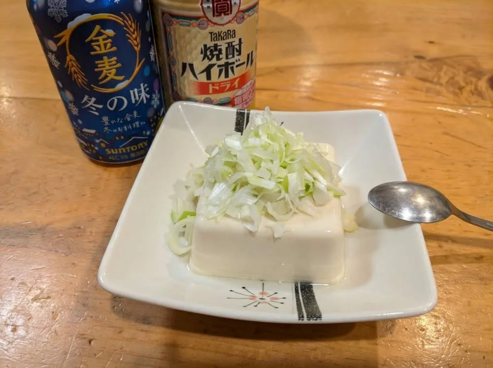 絹豆腐に白ネギのみじん切りを乗せる
