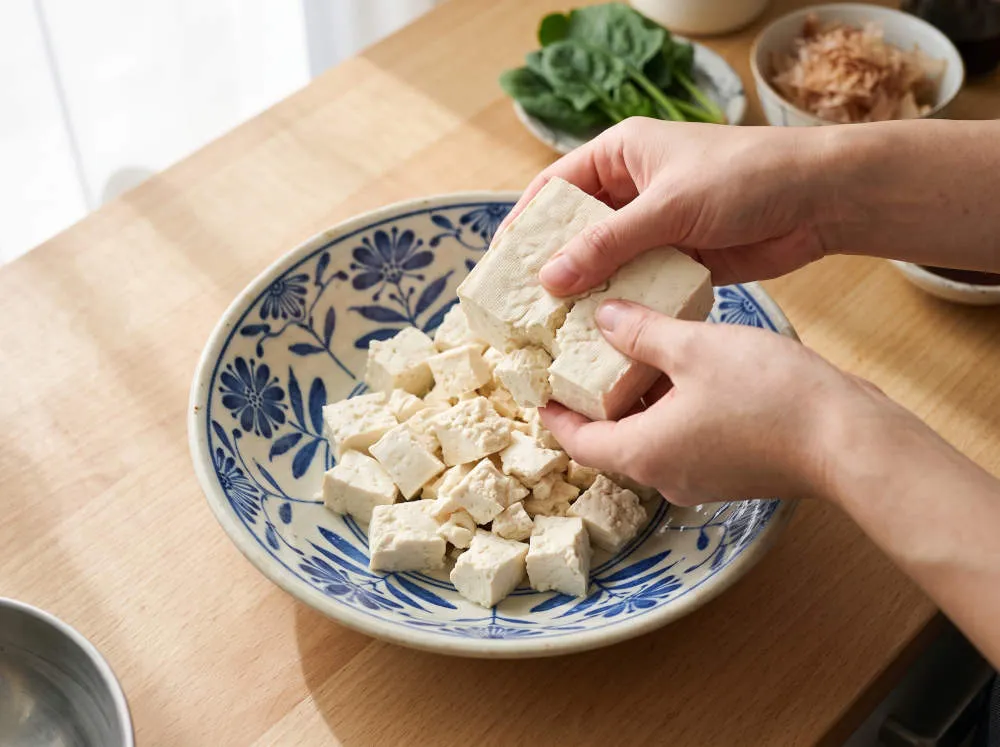 豆腐を崩して盛り付ける