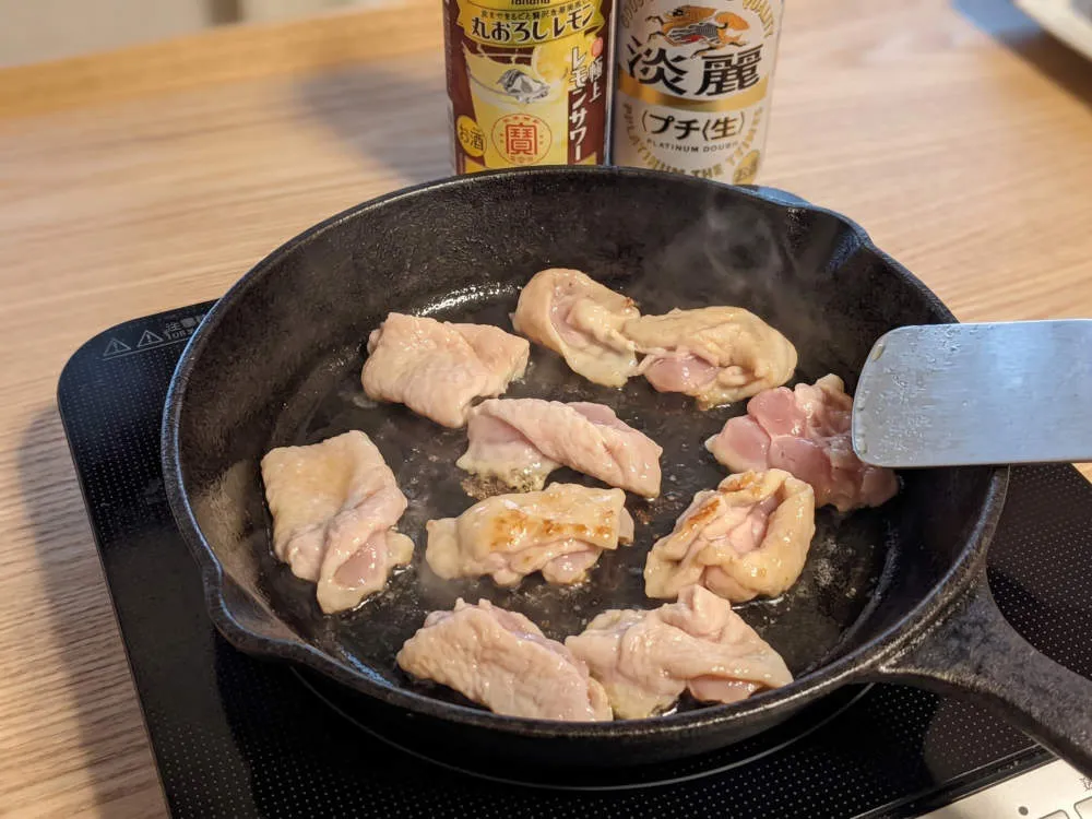 鶏皮をフライパンで炒める