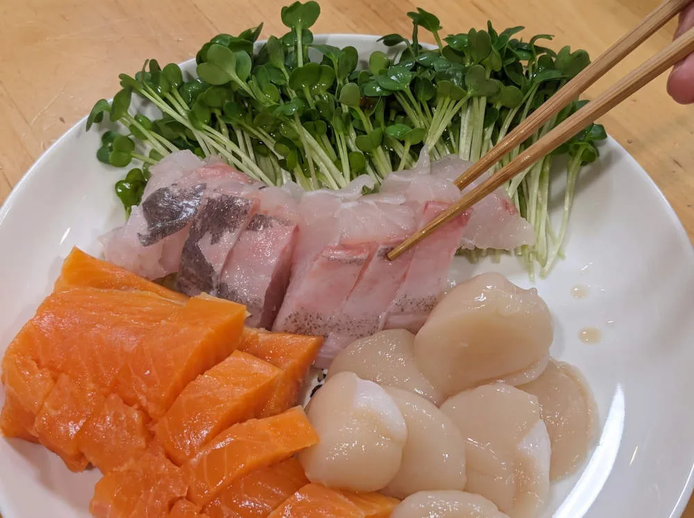 海鮮とカイワレを盛り付ける