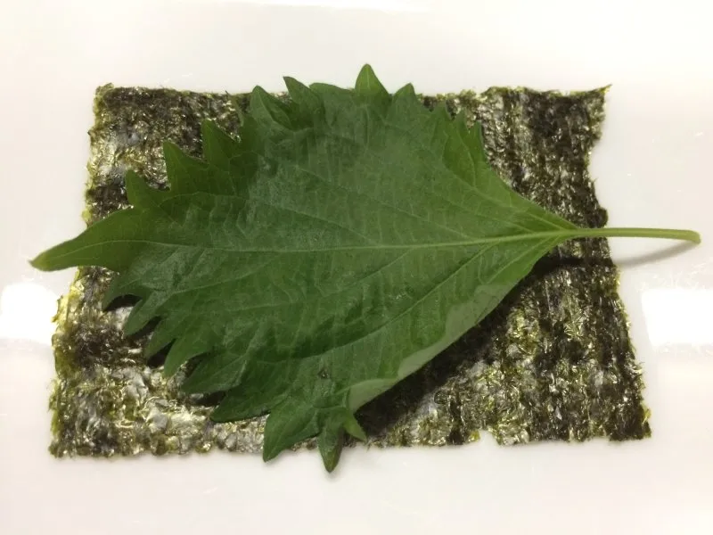 納豆の天ぷらレシピ 海苔に大葉を乗せる
