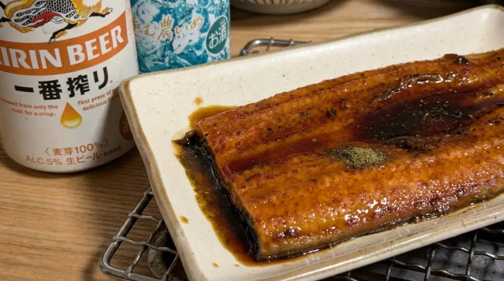 うなぎを皿に乗せる