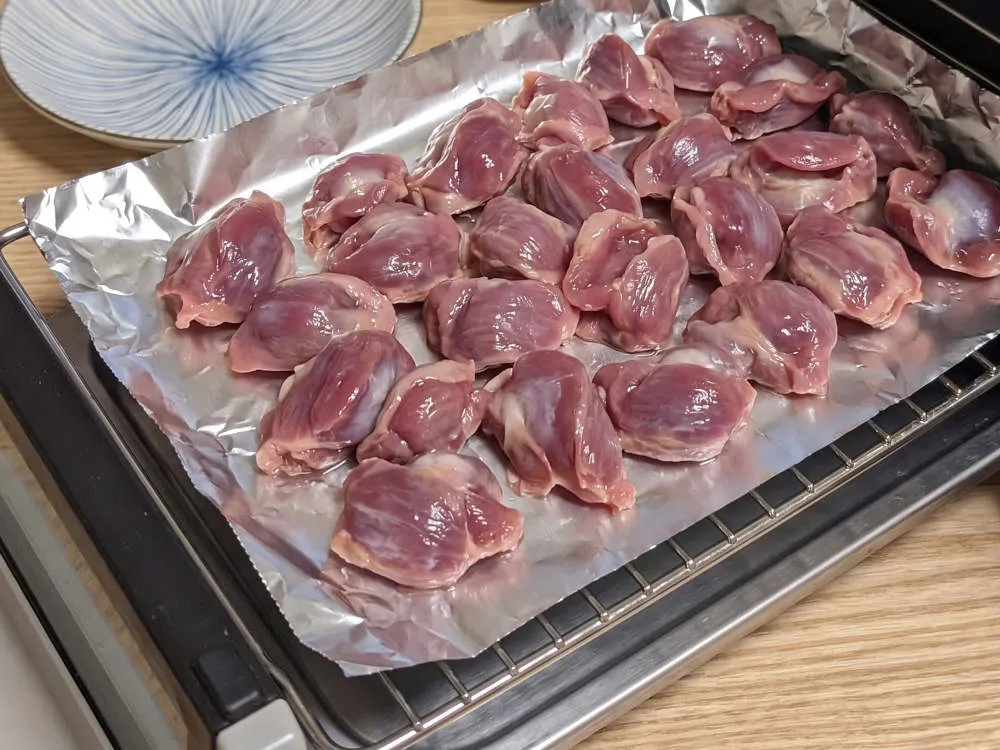 グリルに砂肝を並べる