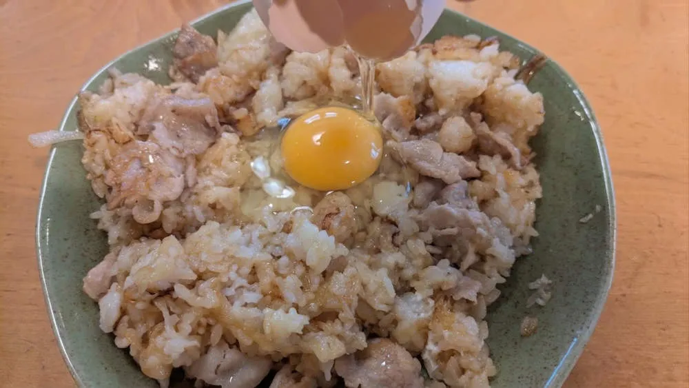 炒めご飯に卵を落とす