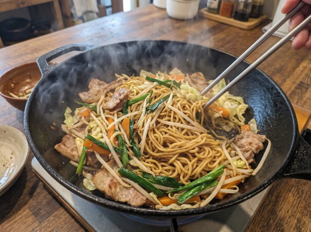 麺と野菜を炒め合わせる