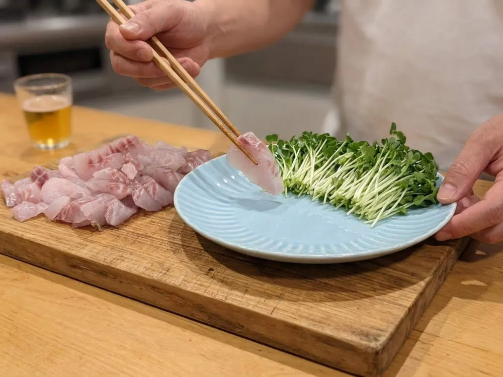 スズキの刺身とカイワレを盛り付ける