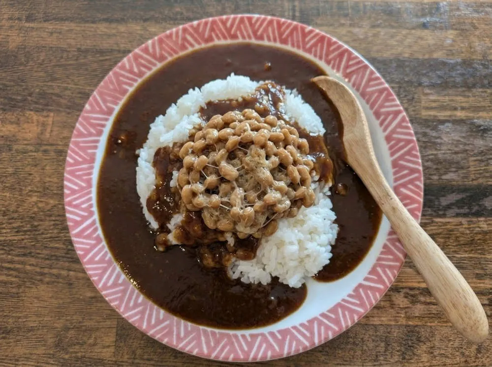 カレーの中心に納豆を乗せる