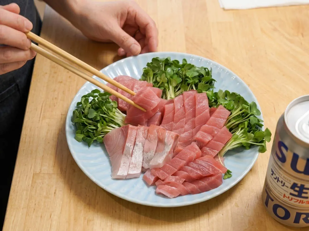 刺身を切って盛り付ける