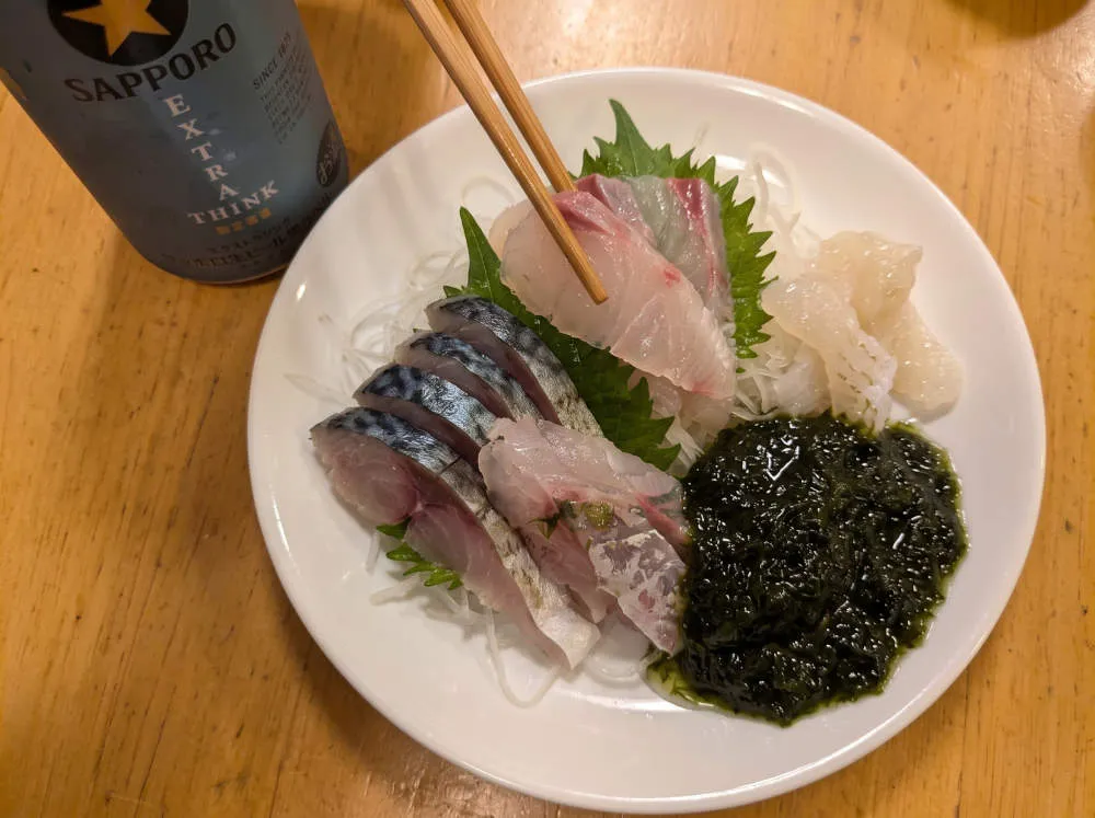 刺身と青のりを盛り付ける