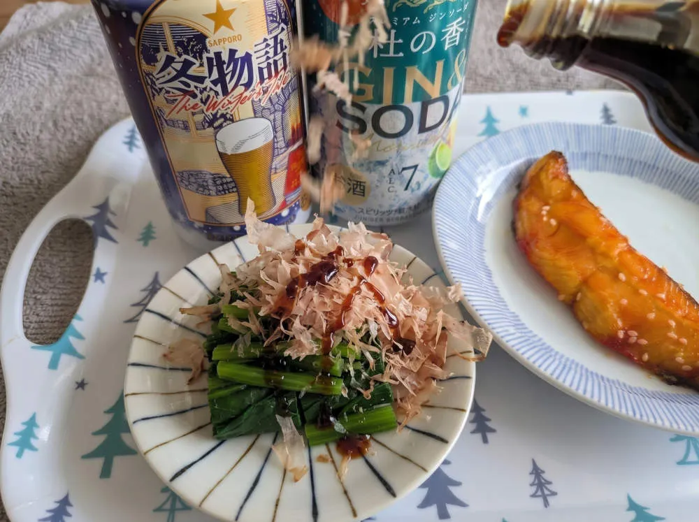 かつお節と醤油をかける