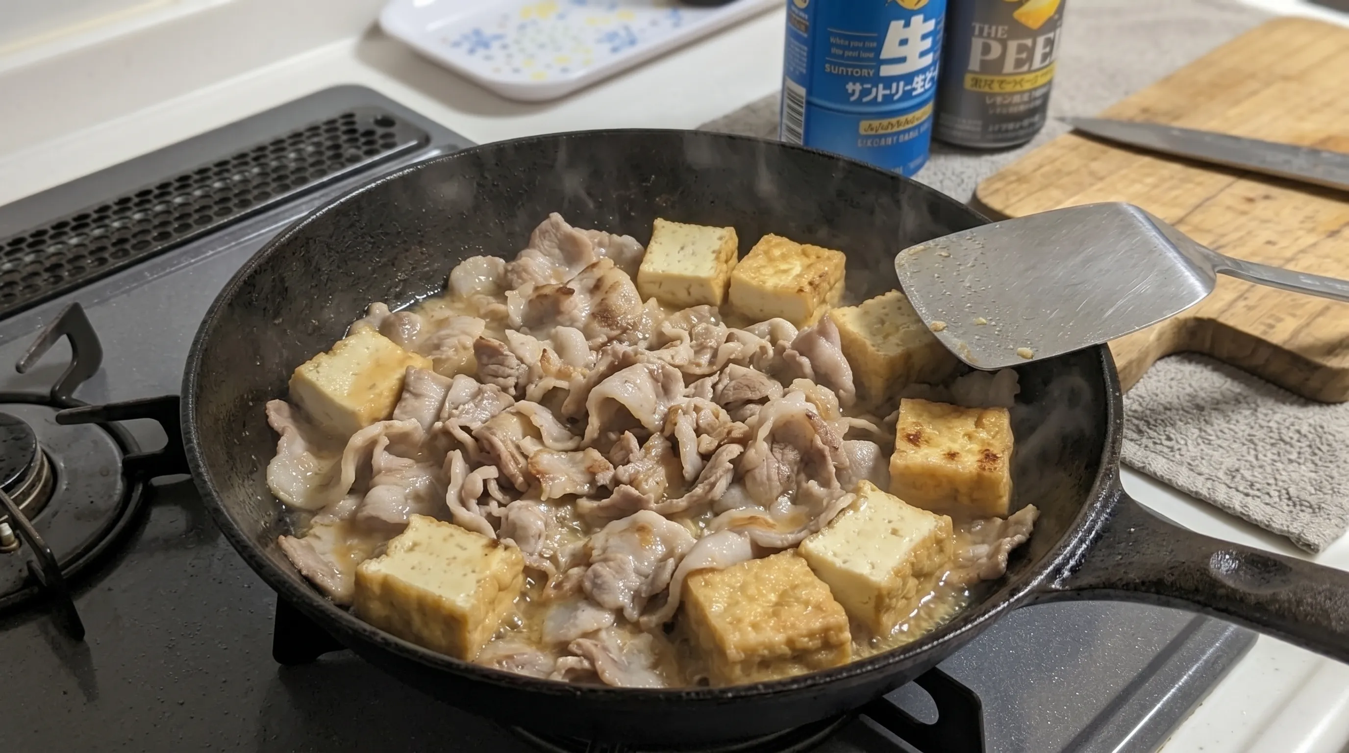豚肉と厚揚げを炒める