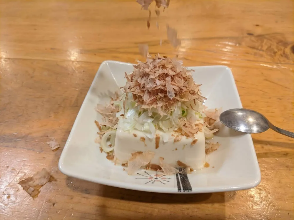 かつお節を山盛りに盛り付ける
