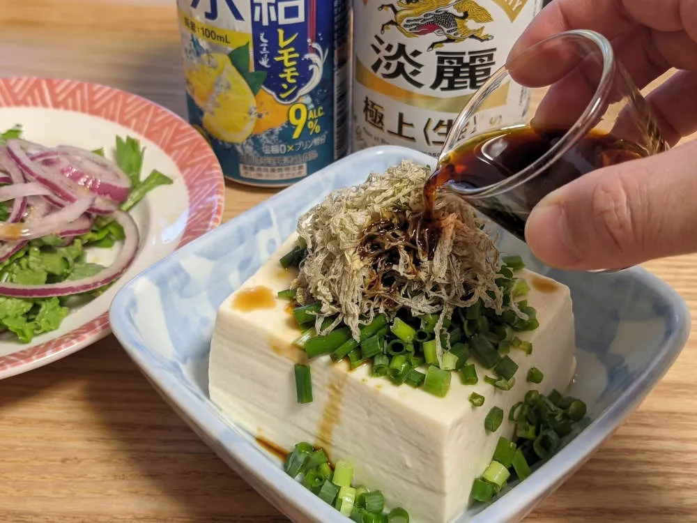 醤油を回しかける