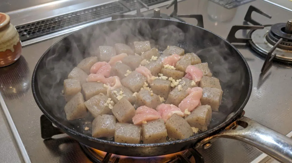 ささみとニンニクを入れて炒める