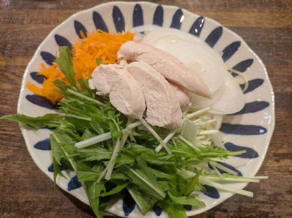 ささみを茹でて盛り付ける