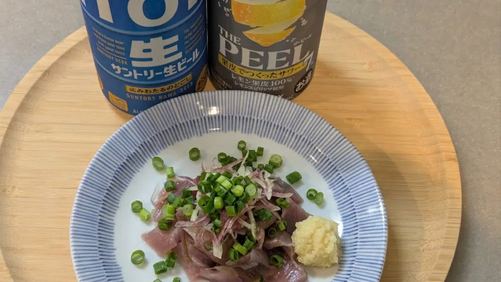 カツオの刺身に薬味とニンニクを添える
