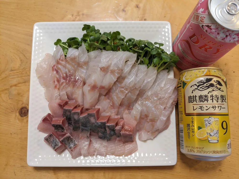 刺身とかいわれを盛り付ける