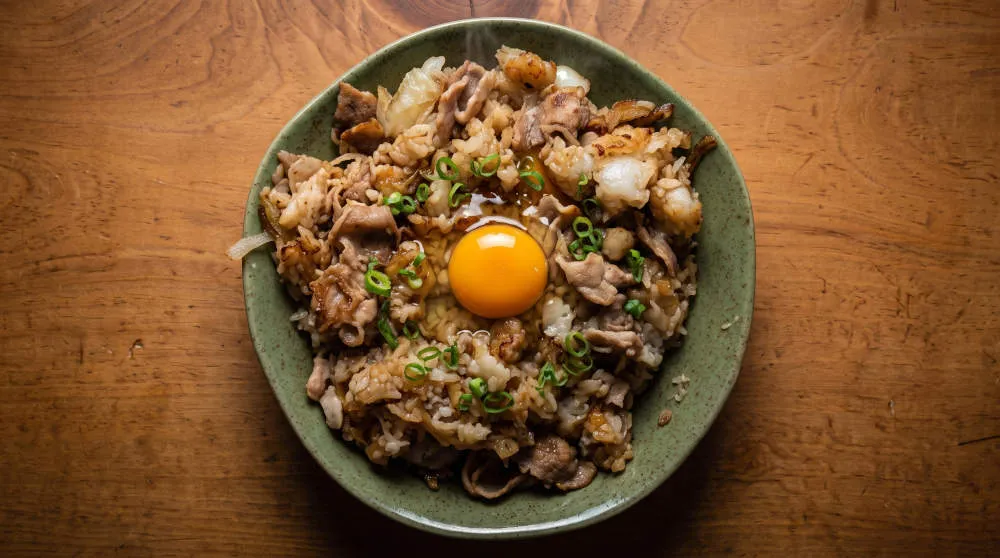 豚小間と玉ねぎの焦がし醤油炒め卵落としごはん 完成