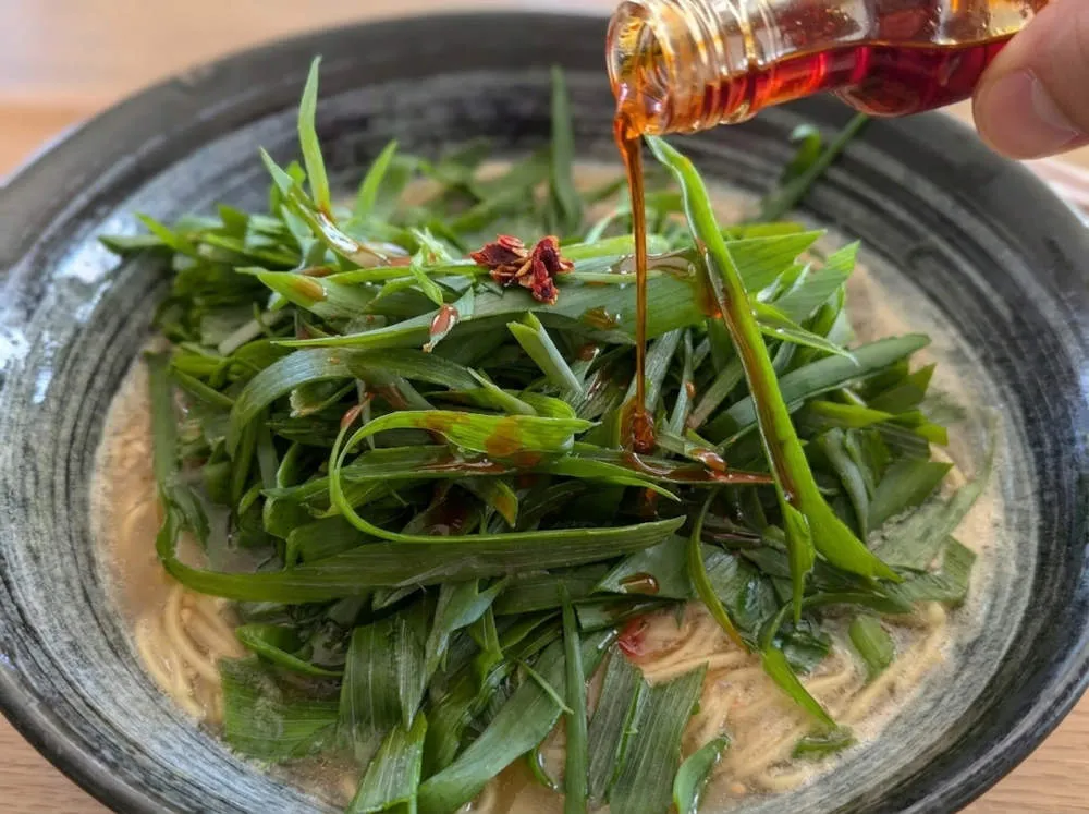 ネギを盛り付けラー油をかける