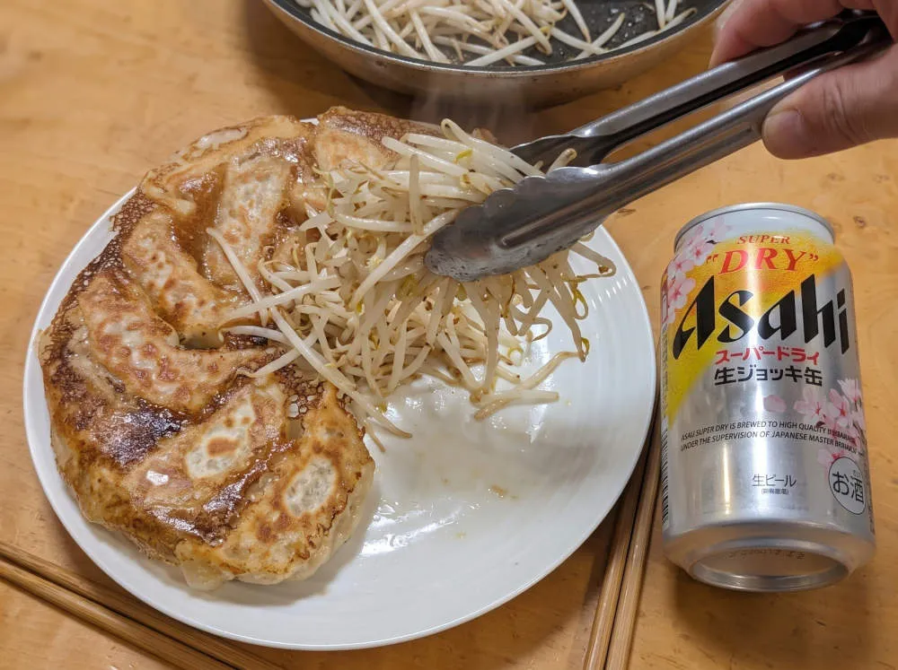 餃子にもやしを添える