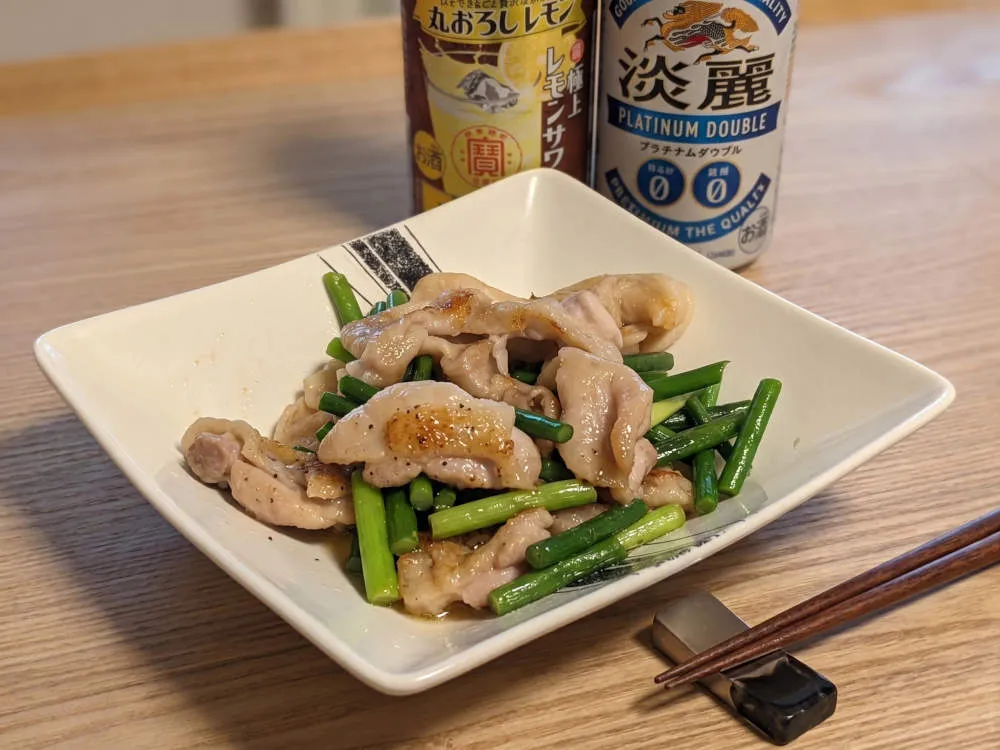 鶏皮とにんにくの芽の塩コショウ炒め 完成