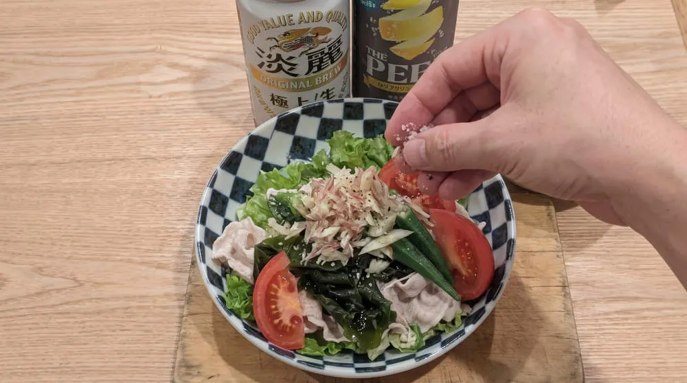 塩コショウを振る